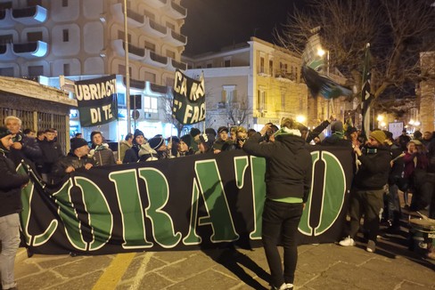 La coppa arriva a Corato, coi giocatori la alzano i tifosi