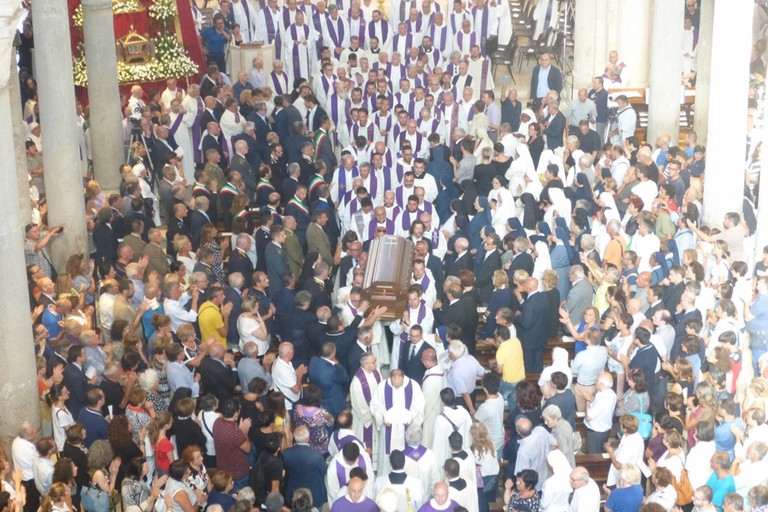 La folla commossa saluta Mons. Pichierri