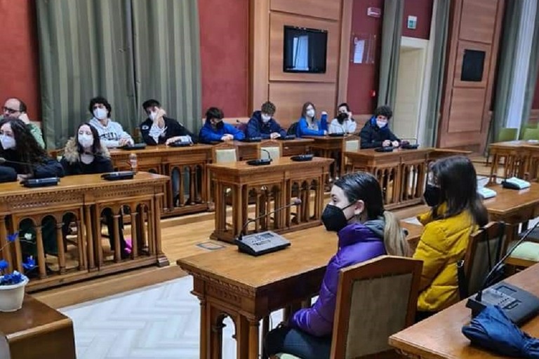 Studenti liceali sui banchi del consiglio comunale di Corato