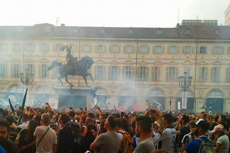 Piazza San Carlo pochi attimi prima del falso allarme attentato