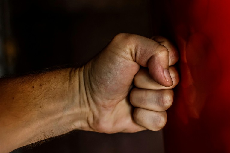 Ennesima aggressione ai danni di un passante in piazza Sedile