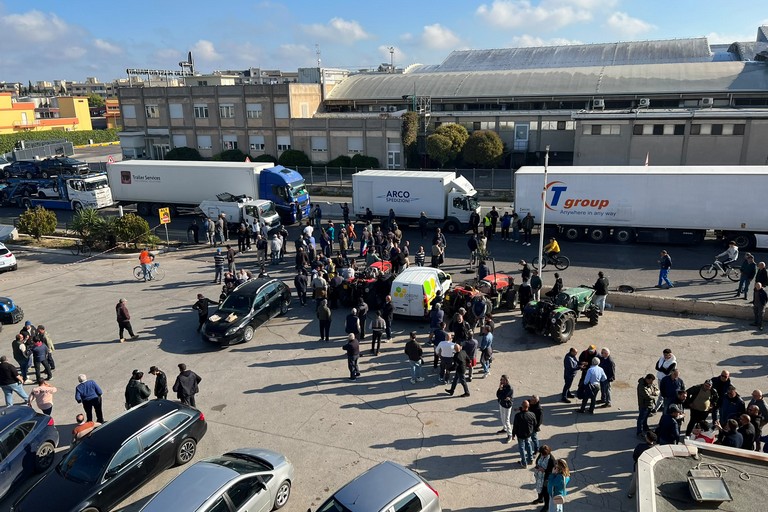 Riprende a Corato la protesta di agricoltori e autotrasportatori. In piazza anche gli studenti