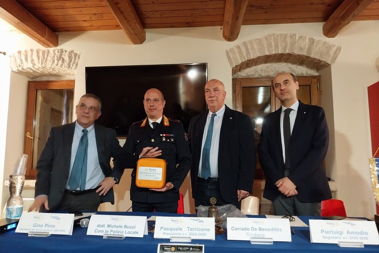 Rotary Corato consegna due defibrillatori portatili alla Polizia Locale di Corato