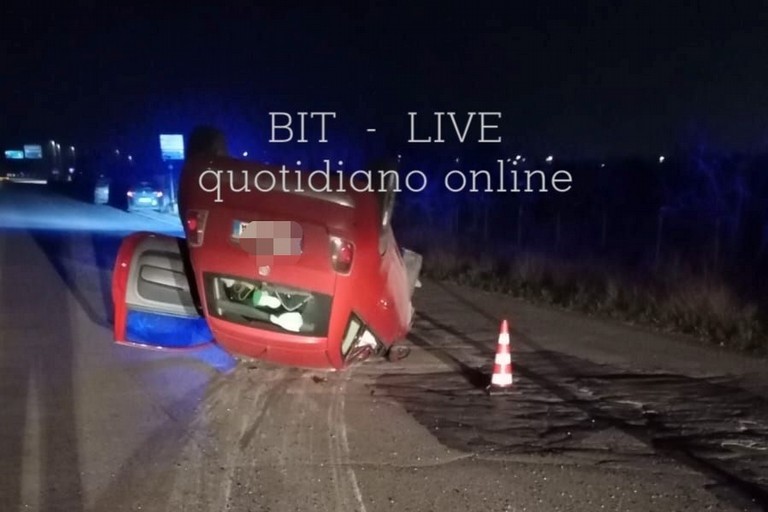 Perde il controllo dell'auto e si ribalta, ferito il conducente