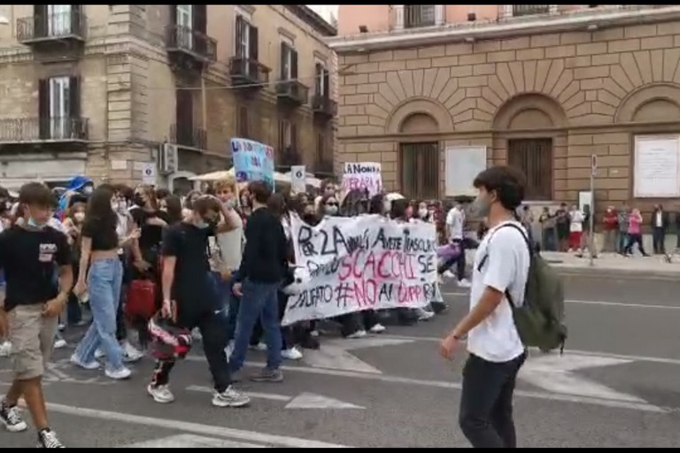 Protesta studenti a Bari