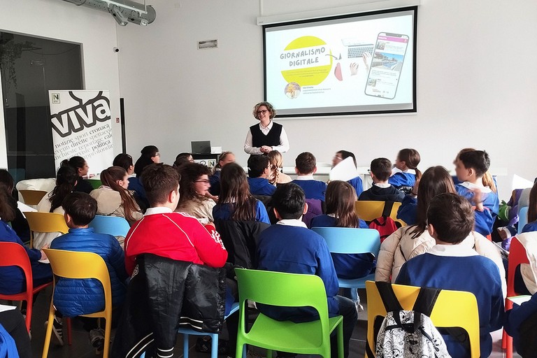 Piccoli giornalisti per un giorno: studenti in visita nella redazione del Viva Network