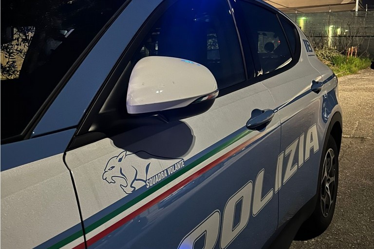 Lancia una busta di droga, poi tenta la fuga: in manette un 25enne