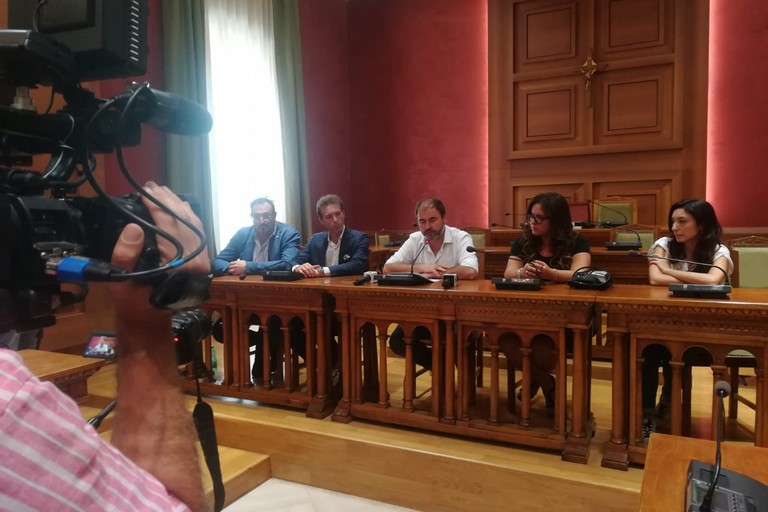 La conferenza stampa di dimissioni del sindaco Mazzilli