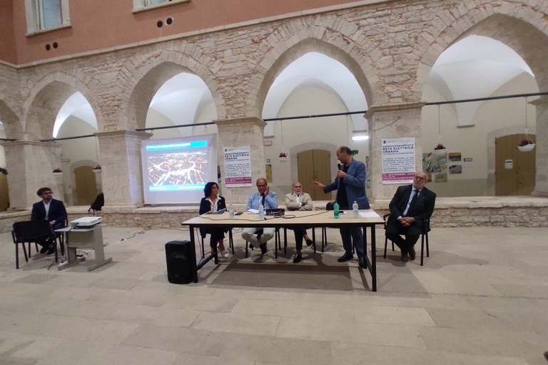 Rete elettrica urbana. <span>Foto Anna Lops</span>