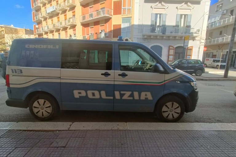 Controlli della Polizia a Corato: sequestro di un fruttivendolo abusivo