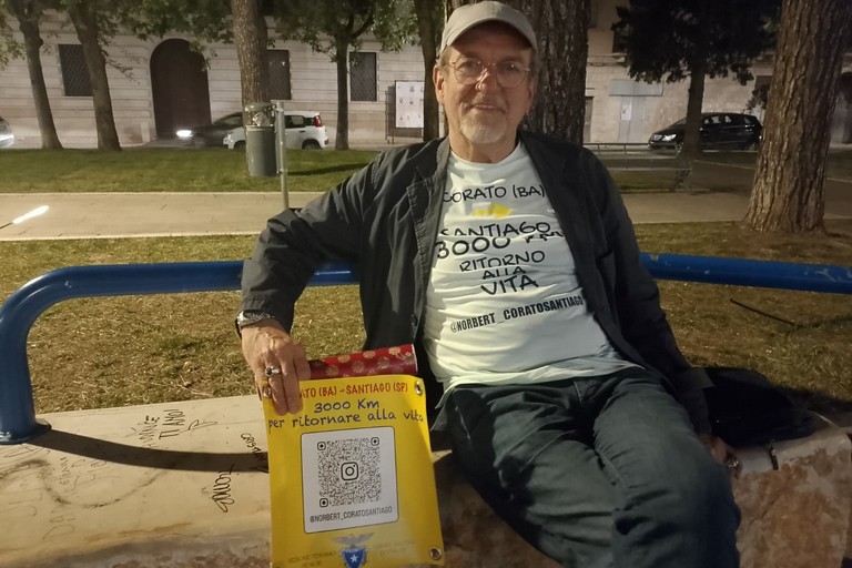 «Non abbiate paura di aprirvi»: Norbert cammina da Corato a Santiago per abbattere i muri del silenzio