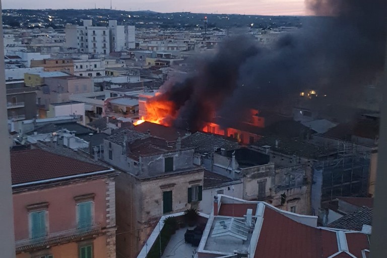 Incendio a Corato, fiamme su un terrazzo in via Sant'Elia - FOTO
