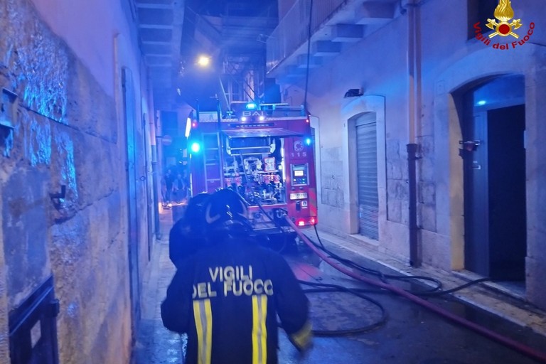 Rogo a Corato su un terrazzo in via Sant'Elia: tre famiglie evacuate