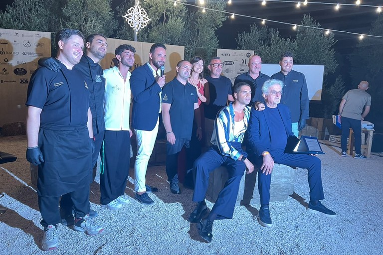 Aperitivo tra gli ulivi. <span>Foto Anna Lops</span>