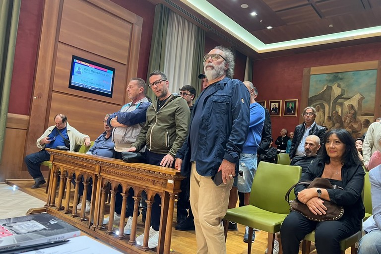Ingresso tifosi in aula consiliare. <span>Foto Anna Lops</span>