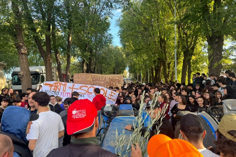 Protesta con gli studenti. <span>Foto Anna Lops</span>