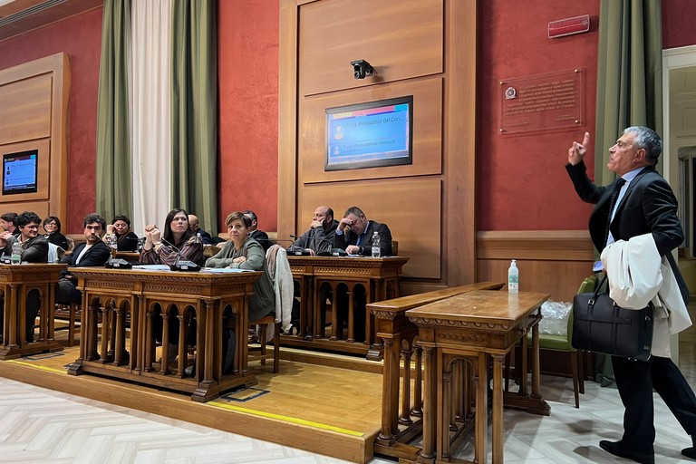 Pietro Zona abbandona l'aula. <span>Foto Anna Lops</span>